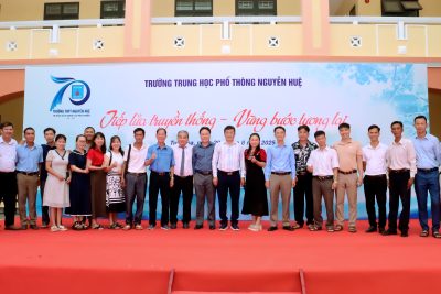 Giao lưu với trường THPT Nguyễn Huệ (Tuy Hòa) nhân dịp 70 năm thành lập trường